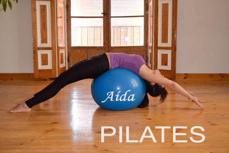 Estiramientos con balón de Pilates.