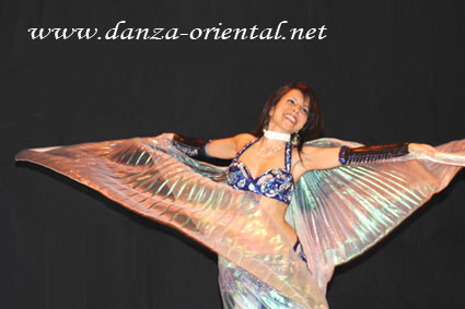 Danza Oriental con alas de Isis.